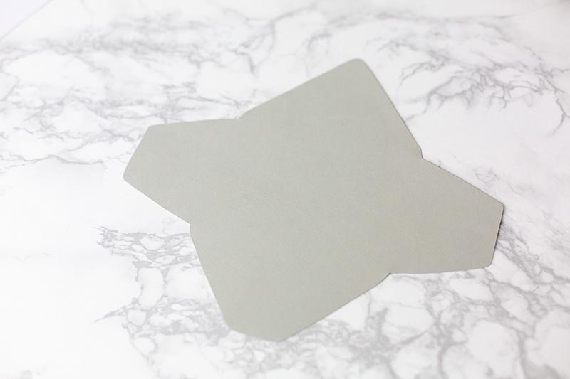  Next, cut at the traced shape. 