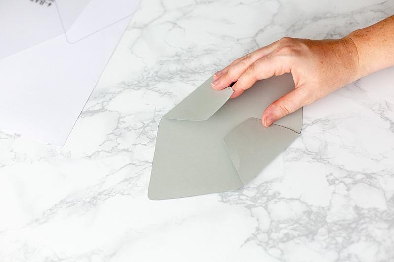  Fold in the two sides and crease them on the fold. 